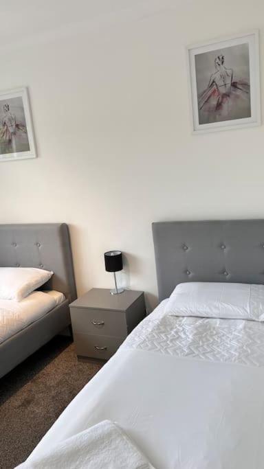 Cheerful 3 Bedroom Townhouse With Free Parking. Біллерікі Екстер'єр фото