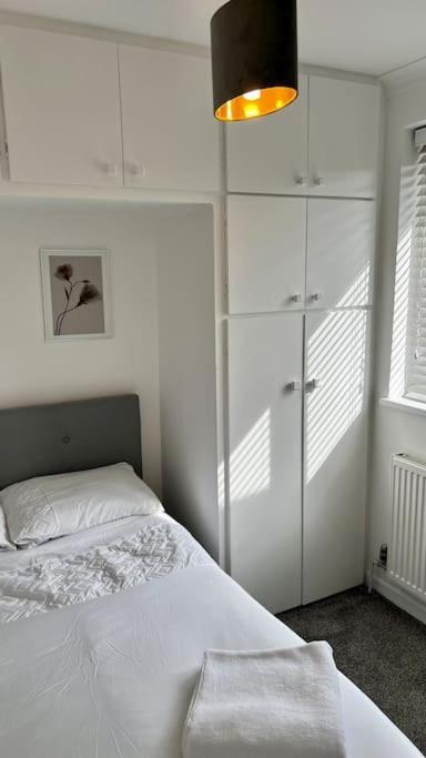 Cheerful 3 Bedroom Townhouse With Free Parking. Біллерікі Екстер'єр фото